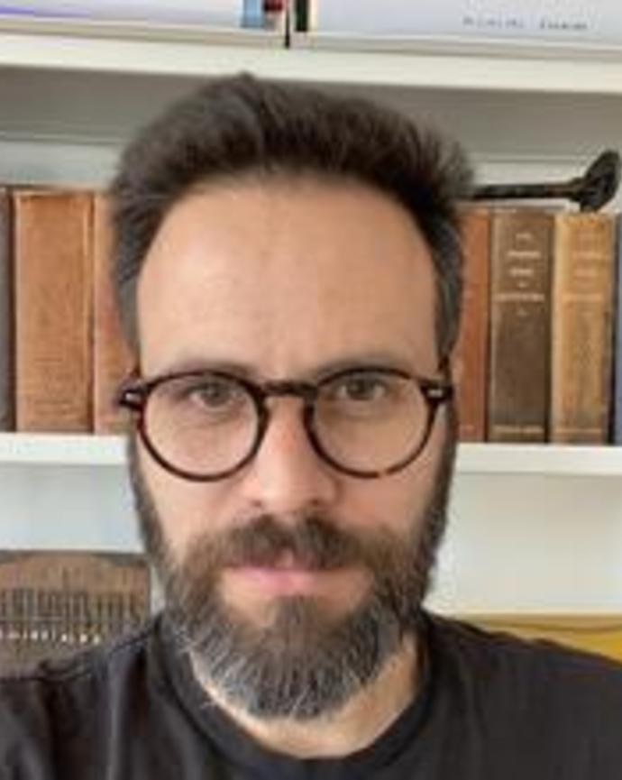 Juan Chaves-Gonzalez headshot